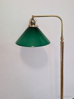 stará podlahová mosazná lampa, zelené nebo bílé stínidlo