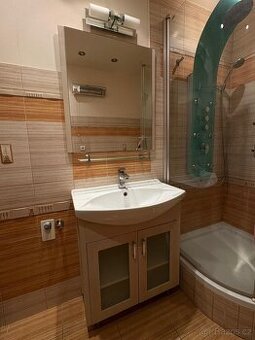 Koupelnová skříňka, zrcadlo, baterie, lampička..