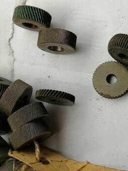 Prodám rádlovací kolečka pr.15 a 20mm a držáky koleček