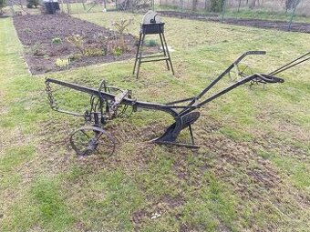 staré zemědělské nářadí - dekorace