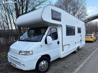 Obytný automobil Fiat Burstner pro 6 lidi jízdu i spaní řp B