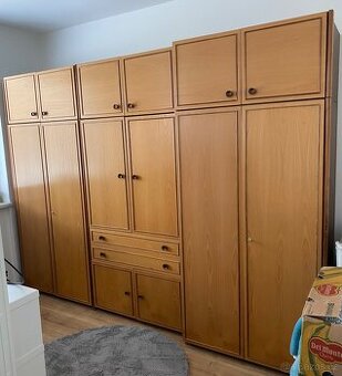 RETRO LOŽNICE – SESTAVA SKŘÍNÍ + SKŘÍŇKY (ZACHOVALÝ STAV)