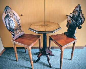 Intarzovaný stolek a dvě židle s reliéfní řezbou