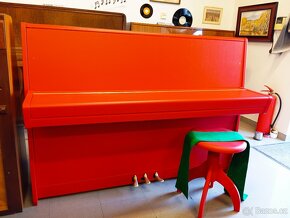 Petrof krásné červené pianino s dovozem zdarma