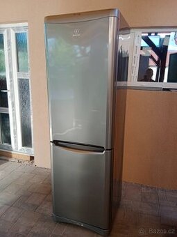 Lednice s mrazakem Indesit