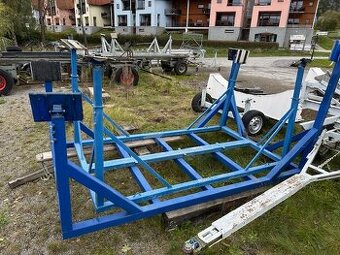 Podstavce a manipulační vleky na čluny a plachetnice