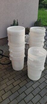 Nová plastová nádoba s víkem na 35-40kg (ideální na med)