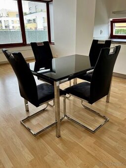 Designový jídelní stůl a 4 židle