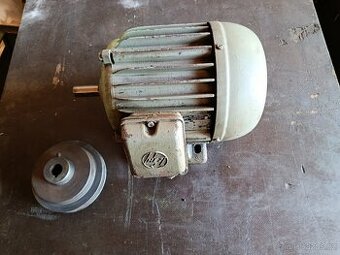 Elektromotor 1,5 kW, 1430 ot/min. Řemenice.