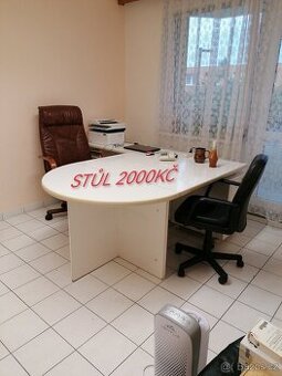 STŮL DŘEVOTŘÍSKA, POTAH BÍLÉ LAMINO, KANCELÁŘ 2000KČ Č