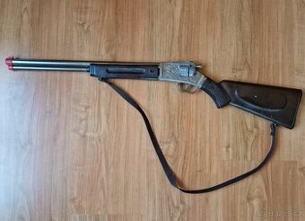 Kapslíkovka - dvě staré dětské flinty a tři přilby Okula