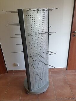 Prodejní stojany na prezentaci zboží včetně háčků