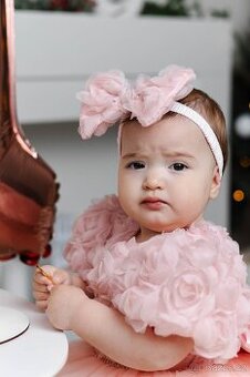 Šaty byly nošené jednou ve 12 měsících.