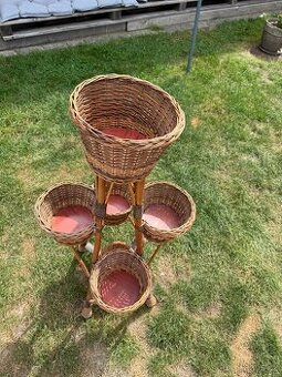 Ratanový stojan na kytky