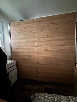 Prodám šatní skříň s posuvnými dveřmi