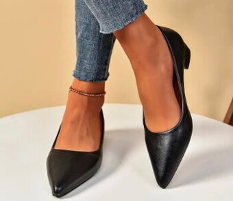 Černé elegantní jednobarevné lodičky - 1