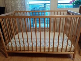 Dřevěná postýlka IKEA