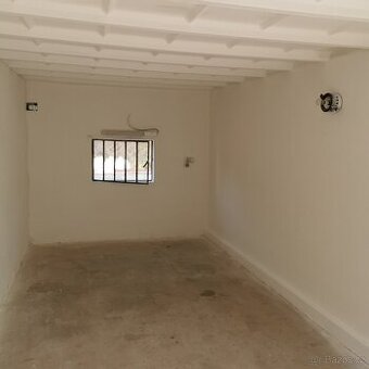 Pronajmu garáž v Adamově ulice Plotní - 1