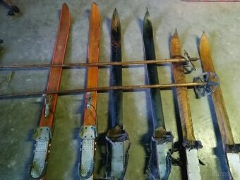 Prodám staré lyže a sáně