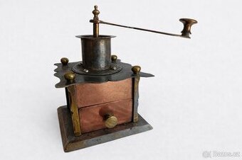 Celokovovy starý mlýnek na kávu - kombinave kovu, zajimavy