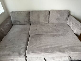 Rozkládací gauč s kobercem