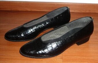 Kožené lakované černé lodičky, vel. 40
