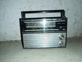 Staré přenosné Ruské tranzistorové rádio VEF 206
