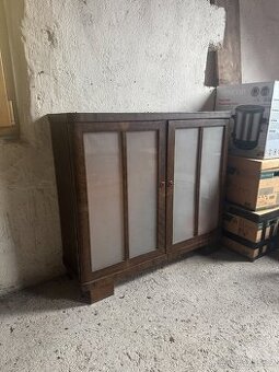 Skříňka s prosklenými dvířky