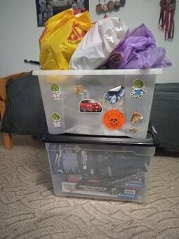 Dvě krabice hraček, auta,vojáci, avengers,.....