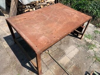 Masivní železný pracovní stůl