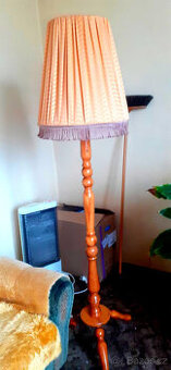 Stojanová lampa - dřevo, látka