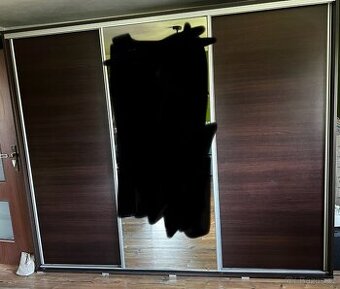 Šatní skříň s posuvnými dveřmi v barvě wenge