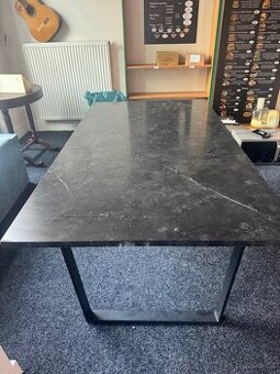 Moderní stůl s černou deskou – industriální styl, cca160 cm