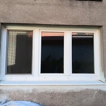 Plastové TROJKŘÍDLÉ OKNO+parapety+žaluzie