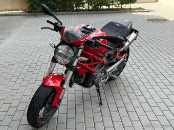 DUCATI Monster 696