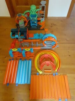 Hot Wheels dráha + zrychlovače