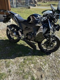 Honda CBR 125R (2012) – bouraná na předek , motor startuje