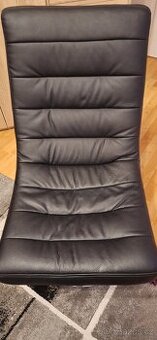 Černé koženkové křeslo s podnožkou