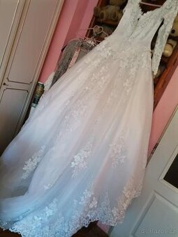 svatebni šaty s vlečkou