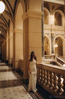 Svatební šaty, elegantní, třpytivé, s výstřihem do V, střih