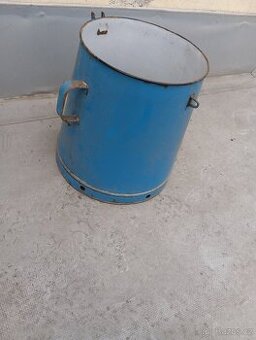 Smaltovaný modrý kbelík