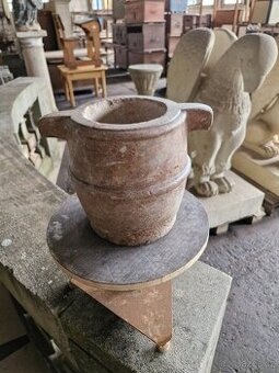 Kamenný historický hmoždíř