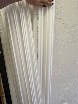 Dekorativní bílá lišta nástěnná