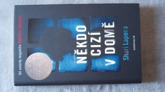 Kniha Někdo cizí v domě od spisovatelky Shari Lapena