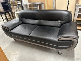 Černa pohovka, nerozkládací.