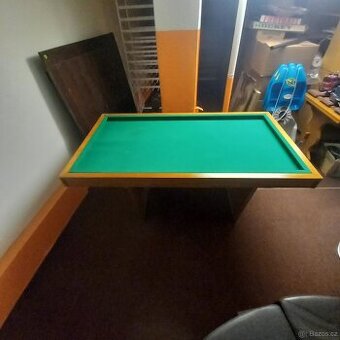 Kulečníkový stůl.