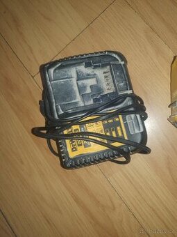 nabíječka dewalt + baterka 18V