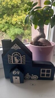 Dřevěný baráček - domeček na parapet okna č. 20