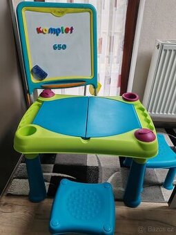 Dětský stůl se židlemi a tabulí