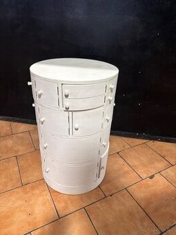 NOVÁ Bílá kulatá zajímavá komoda s dveřmi